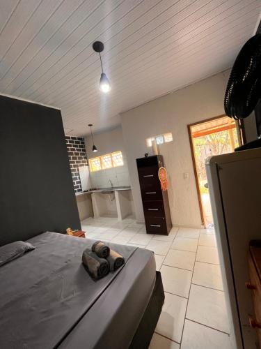 圣若热岛Chale do Japa的一间卧室配有一张床,厨房位于后面