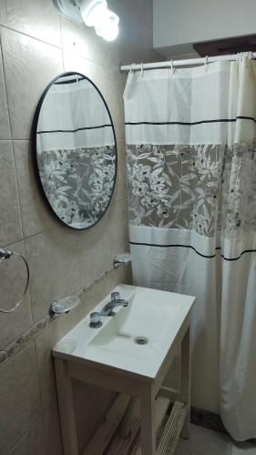 内科切阿Departamento en Necochea的一间带水槽和镜子的浴室