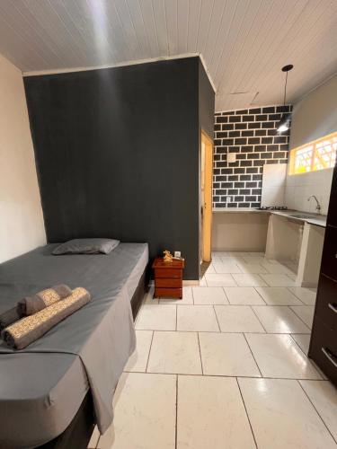 圣若热岛Chale do Japa的一间卧室设有一张床和黑色的墙壁