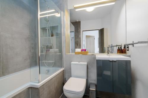 伦敦Luxury Central London Penthouse的浴室配有卫生间、淋浴和盥洗盆。