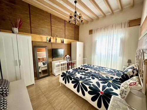 Caleta de InteriánCasa Estrada Coastal Haven的一间卧室配有一张床和一台电视