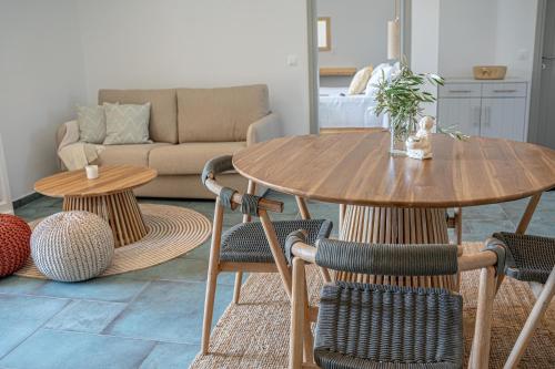 伊奥斯乔拉Olive Tree Homes的客厅配有木桌和椅子