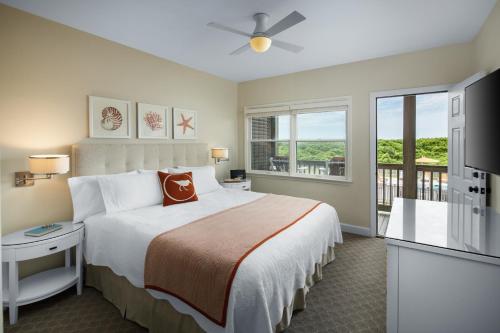 达克Sanderling Resort Outer Banks的一间带大床的卧室和一个阳台