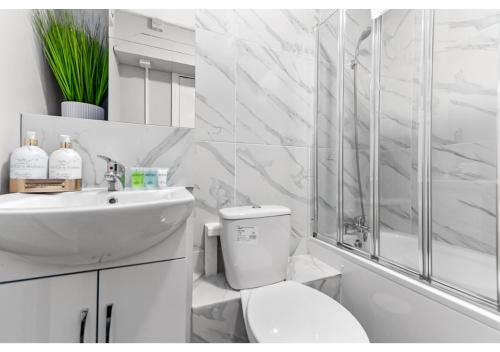 伦敦City Oasis - 1 BD Flat in Central Location的浴室配有卫生间、淋浴和盥洗盆。
