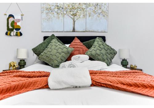伦敦City Oasis - 1 BD Flat in Central Location的一张带橙色毯子和枕头的白色床