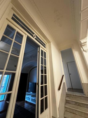 蒙得维的亚Rococo Apart的楼梯所在的大楼内的滑动玻璃门