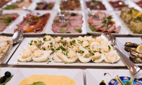 米兹多洛杰库拉布旅馆的餐桌上的自助餐,包括不同种类的食物