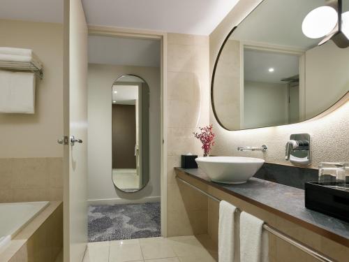 墨尔本墨尔本机场宾乐雅酒店的一间带水槽和镜子的浴室