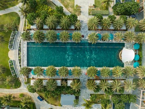 金兰Radisson Blu Resort Cam Ranh的享有度假村游泳池的顶部景致