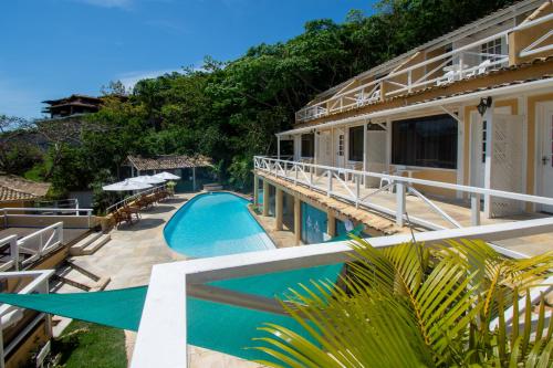 布希奥斯Pousada e Spa Villa Mercedes by Latitud Hoteles的享有带游泳池的度假村的空中景致