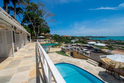 布希奥斯Pousada e Spa Villa Mercedes by Latitud Hoteles的户外甲板设有游泳池和庭院家具