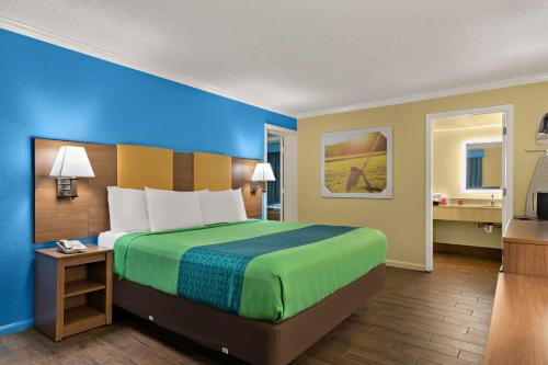 基西米SureStay Hotel by Best Western Clermont Theme Park West的酒店客房设有一张大床和一台电视。