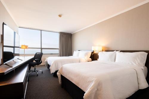 安托法加斯塔安托法加斯塔智选假日酒店的酒店客房配有两张床和一张书桌