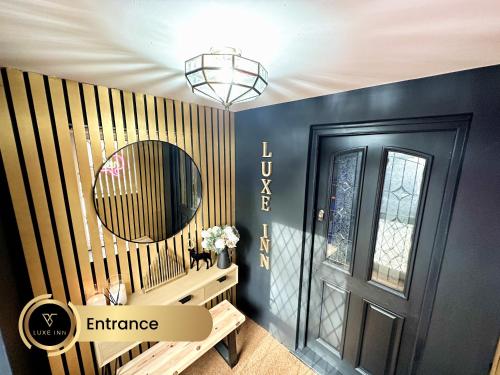 科恩布鲁克4 Bedroom House, Heathrow Airport, Luxe Inn的一间设有镜子和木墙的客房