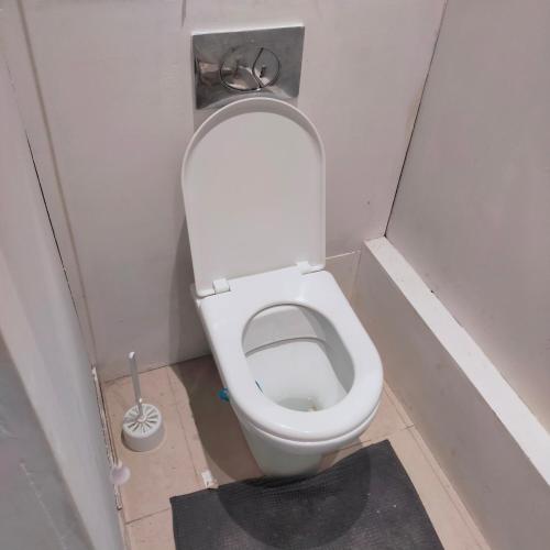 查塔姆VINOX PROPERTY的一间小浴室,在摊位设有厕所