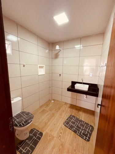 巴伊亚福尔莫萨Quarto Família - Com Suíte的一间带卫生间和水槽的小浴室