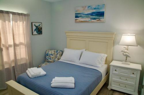 巴拿马城海滩Peaceful Shores Retreat的一间小卧室,配有带毛巾的床