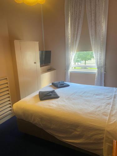 坎伯当Commercial Hotel Camperdown的一间卧室配有一张床,上面有两条毛巾