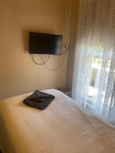 坎伯当Commercial Hotel Camperdown的卧室配有一张壁挂式平面电视的床。