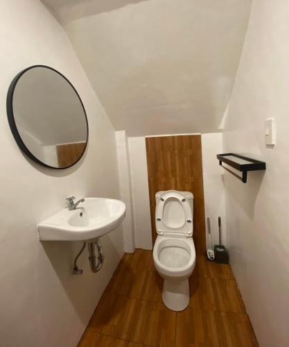 黎牙实比JaL GUESTHOUSE的一间带水槽、卫生间和镜子的浴室