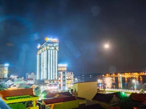 洞海Diamond Hotel Quảng Bình的城市天际线,夜晚有高楼