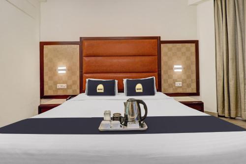 德拉敦Townhouse Hw Residency的酒店客房,床上配有搅拌机