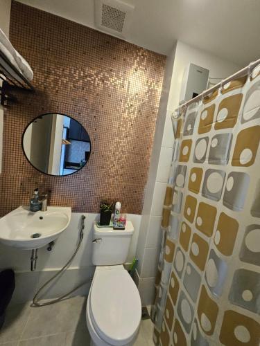 宿务E Staycation Studio的一间带卫生间、水槽和镜子的浴室