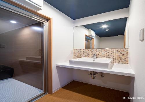 小田原市THE VIEW Odawara shiro-no mieru hotel - Vacation STAY 53335v的一间带水槽和淋浴的浴室