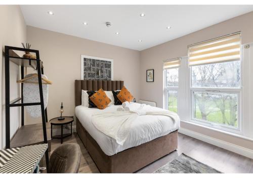 伦敦Brand New Homey and Stylish Perfect for Travellers的一间卧室设有一张大床和一个窗户。