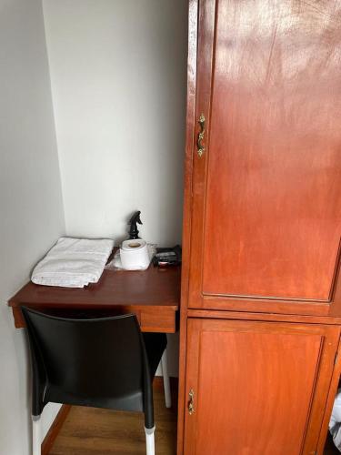 卡哈马卡Hotel Hispano的一张带梳妆台的木桌和一部电话