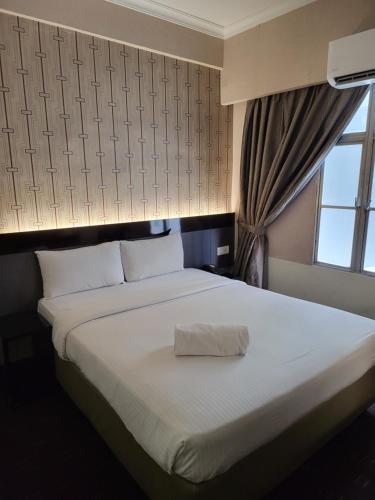 吉隆坡Avaria KL的卧室配有一张大白色床和窗户