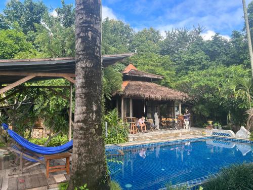 拜县Buzzas @ Pai Chan的一个带游泳池和房子的度假胜地