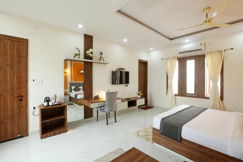 JhirnaHriday Bhoomi - Luxury Cottages & Villa in Jim Corbett的一间卧室配有一张床、一张桌子和一张桌子