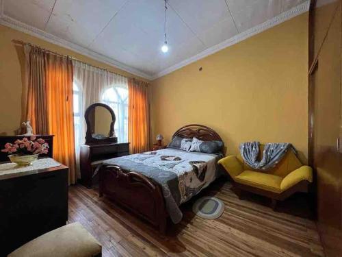 里奥班巴Villa Paquita - Arco de Bellavista的卧室配有床、椅子和窗户。
