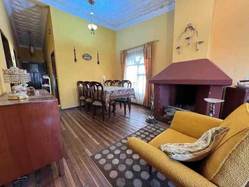 里奥班巴Villa Paquita - Arco de Bellavista的带沙发的客厅和用餐室
