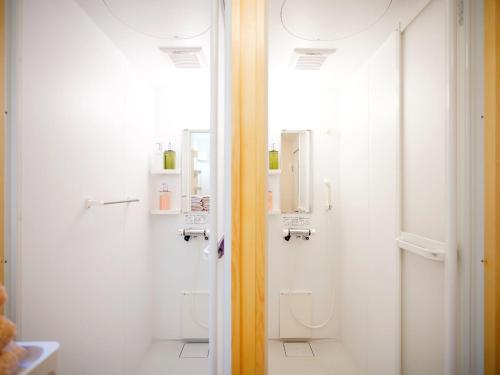 那霸Mcity in Maejima - Vacation STAY 54941v的浴室拥有白色的墙壁和白色的装置
