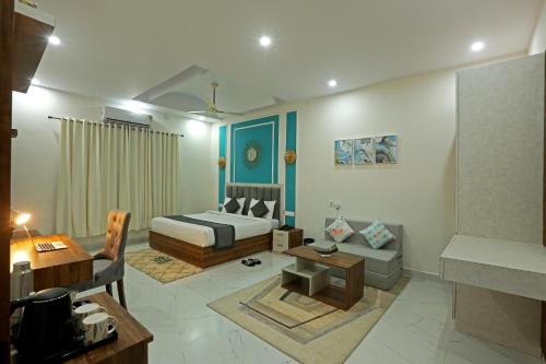 JhirnaHriday Bhoomi - Luxury Cottages & Villa in Jim Corbett的一间卧室配有一张床、一张沙发和一张桌子