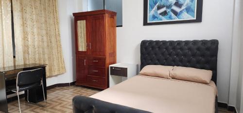 马尔多纳多港Makasai Habitaciones的一间小卧室,配有一张床和一张书桌