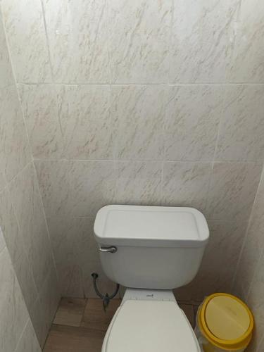 卡哈马卡Hotel Hispano的浴室设有白色的卫生间和黄色的盖子