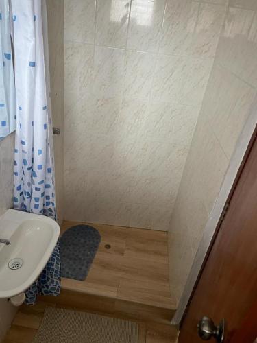 卡哈马卡Hotel Hispano的一间带水槽和淋浴的小浴室