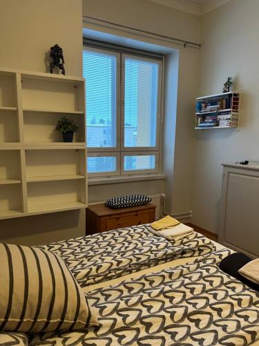 科科拉Saunallinen kaksio keskustassa的一间卧室设有一张大床和一个窗户。