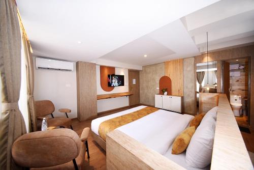 加德满都Daali Hotel & Apartment的酒店客房,配有床和电视