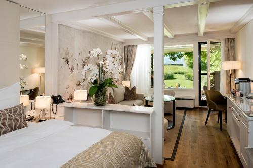 瓦杜兹Park Hotel Sonnenhof - Relais & Châteaux的一间卧室设有一张床和一间客厅。