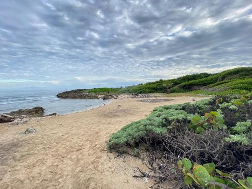 乌蒂拉Casa Corazon Striking Beach Home的阴天在海边的沙滩