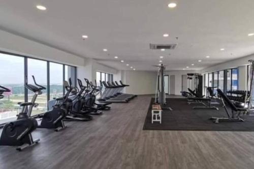 雪邦Sini Stay Horizon Suites KLIA (Blue Room)的健身房设有许多椅子和窗户