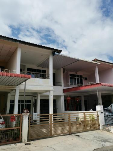 大山脚Cosy 19 white house@Bukit Mertajam, Alma penang的前面有围栏的大房子