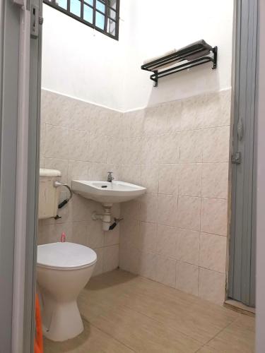 大山脚Cosy 19 white house@Bukit Mertajam, Alma penang的一间带卫生间和水槽的浴室