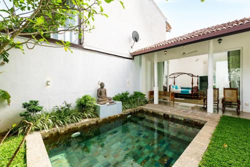 科伦坡Angam Villas Colombo的一座房子后院的游泳池