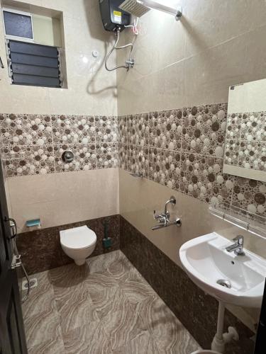 ConsuaSeacastle luxury apartments的一间带水槽和卫生间的浴室