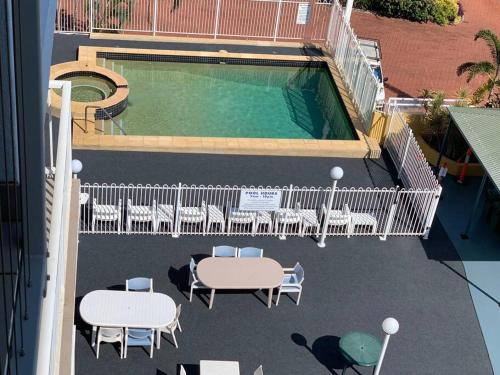 LarrakeyahSpectacular Marina Views Apartment的享有带桌椅的游泳池的顶部景致